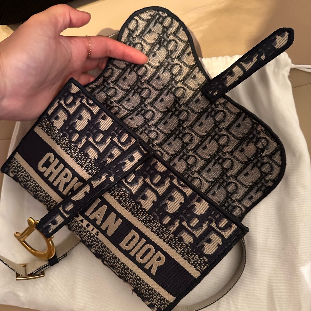 Small Dior Crossbody measurements: 21 x 13 cm
